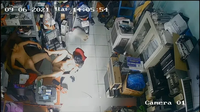 Bà xã anh xã chịch nhau trong của hàng máy tính